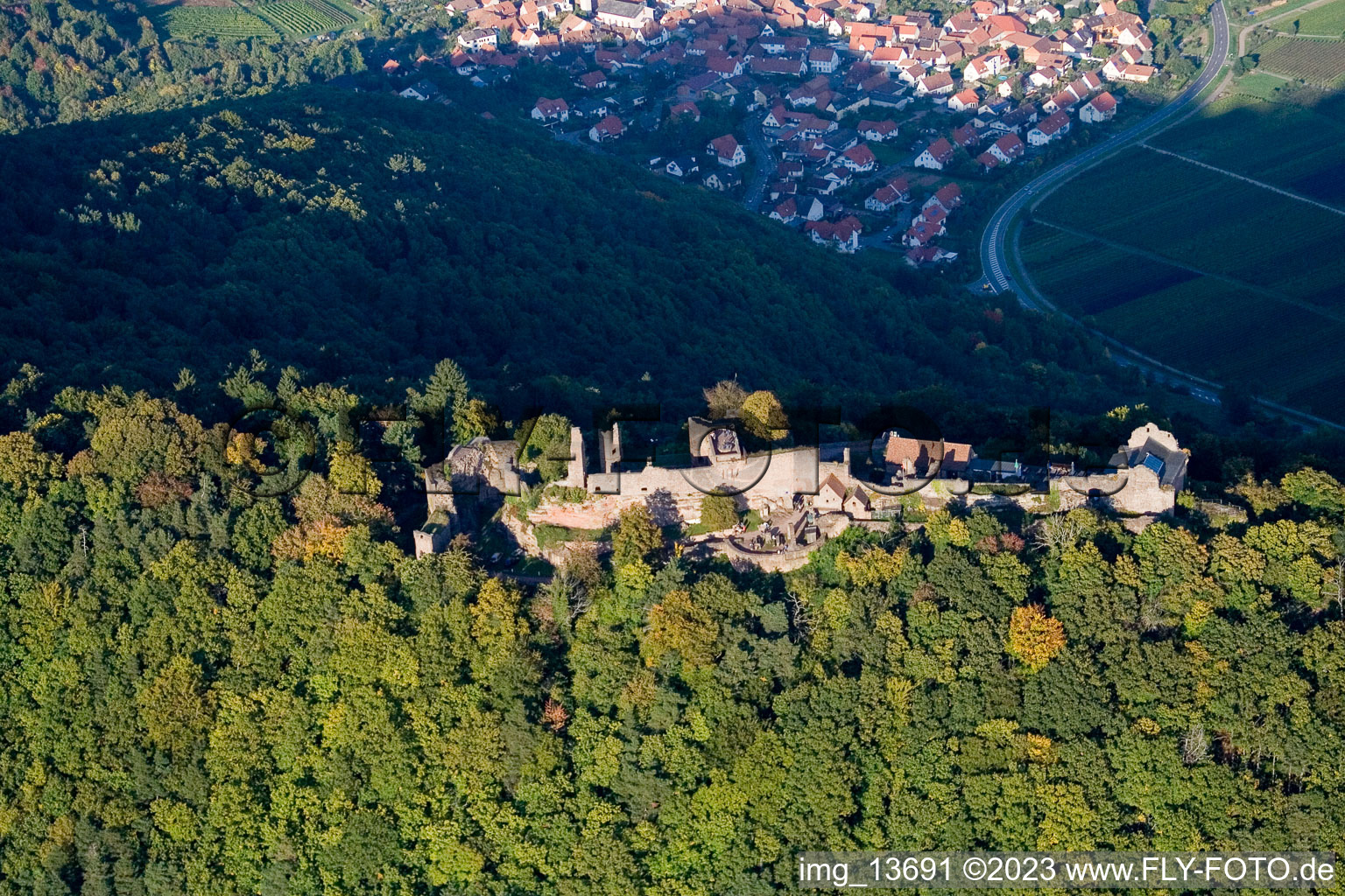 Luftbild von Eschbach, Burgruine Madenburg im Bundesland Rheinland-Pfalz, Deutschland