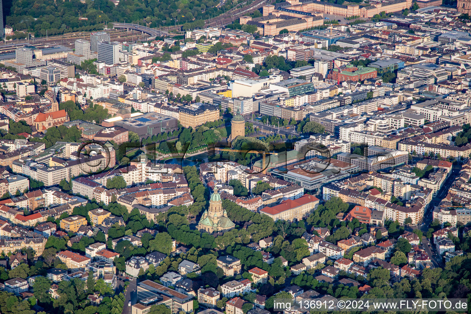 Christuskirche und Wasserturm Mannheim im Ortsteil Oststadt im Bundesland Baden-Württemberg, Deutschland