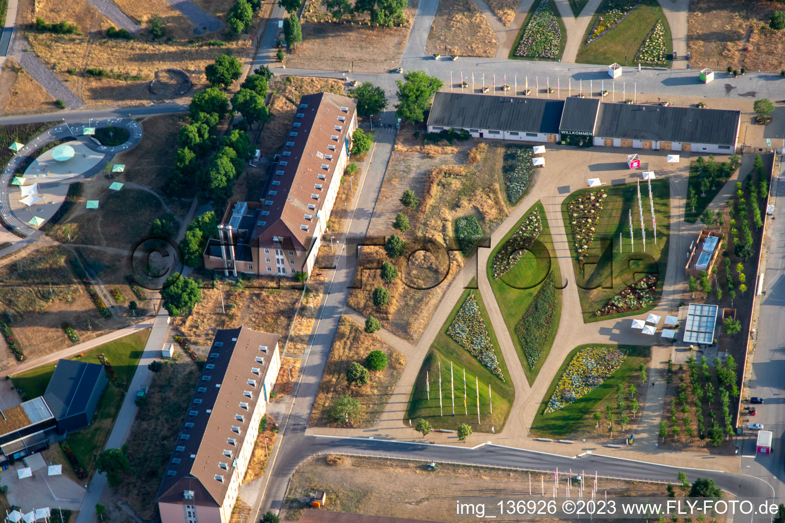 Luftbild von Willkommensbereich des Spinelli-Park der Bundesgartenschau Mannheim BUGA 2023 im Ortsteil Feudenheim im Bundesland Baden-Württemberg, Deutschland