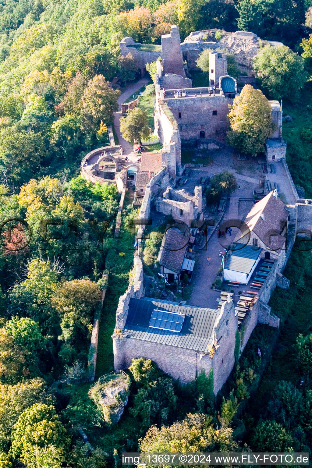 Luftaufnahme von Ruine und Mauerreste der ehemaligen Burganlage Burgruine Madenburg in Eschbach im Bundesland Rheinland-Pfalz, Deutschland