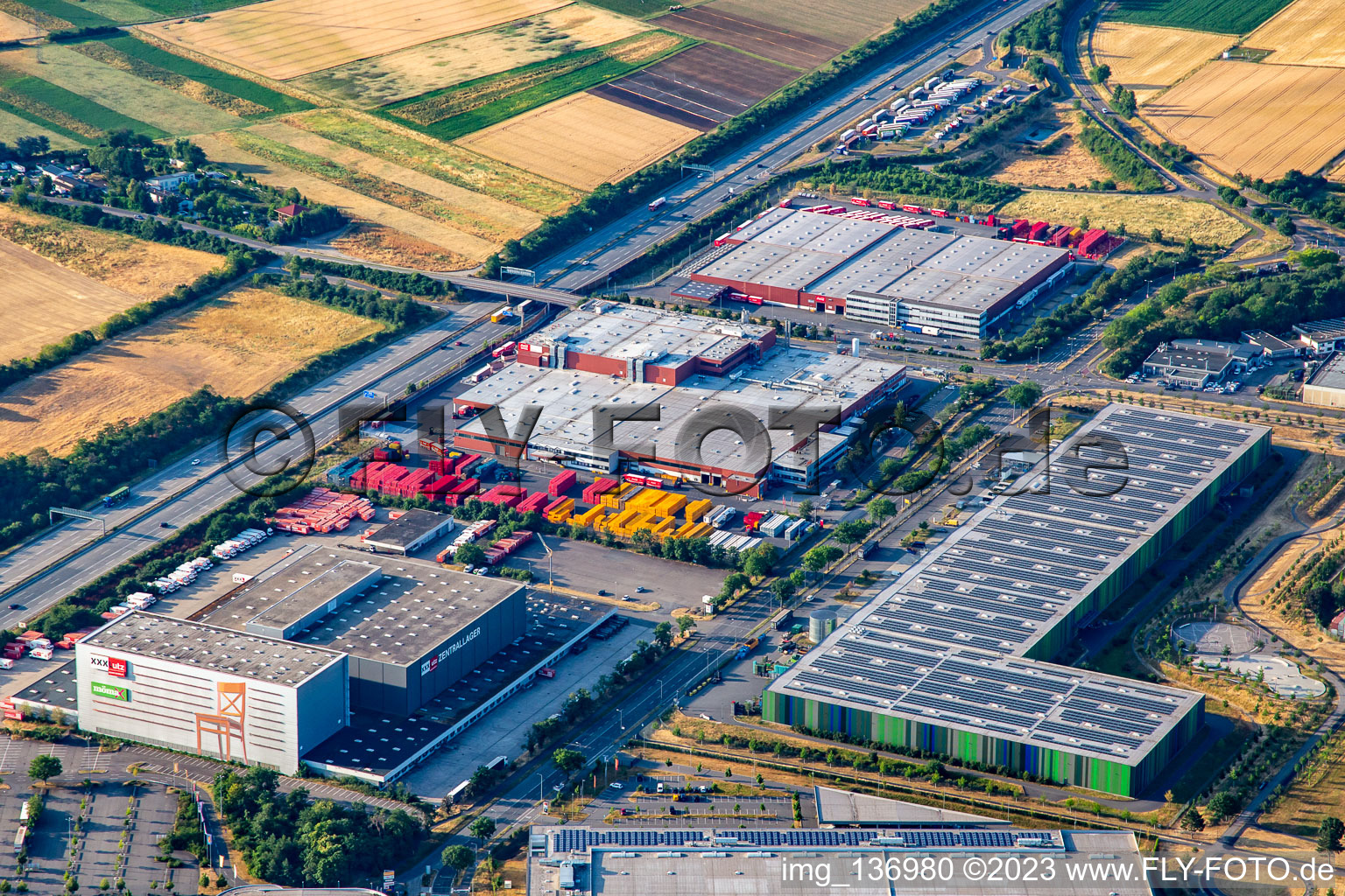 Luftbild von XXXLutz Mann Mobilia Mannheim im Ortsteil Vogelstang im Bundesland Baden-Württemberg, Deutschland