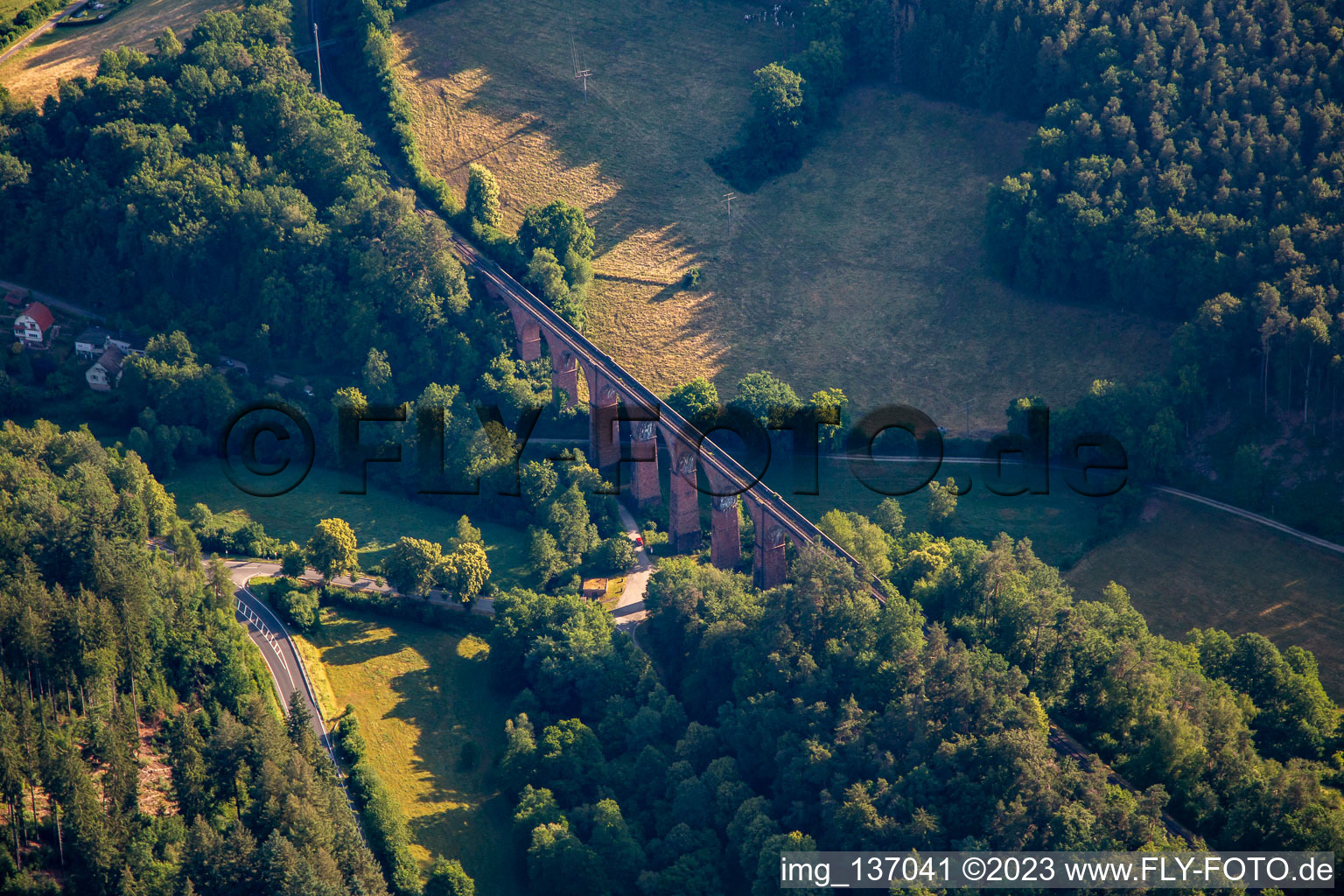 Schrägluftbild von Himbächel-Viadukt im Ortsteil Hetzbach in Oberzent im Bundesland Hessen, Deutschland