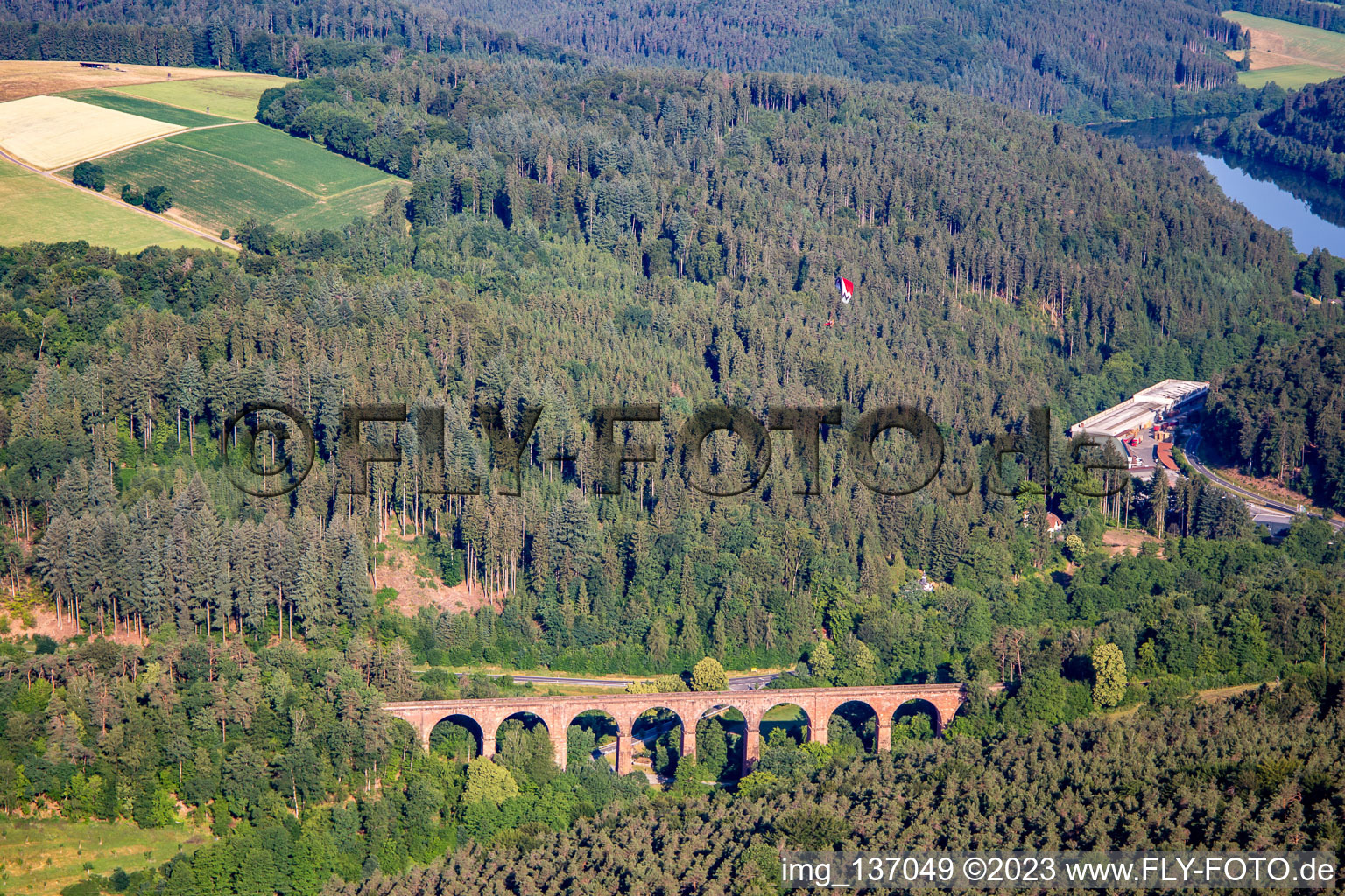 Himbächel-Viadukt im Ortsteil Hetzbach in Oberzent im Bundesland Hessen, Deutschland aus der Luft