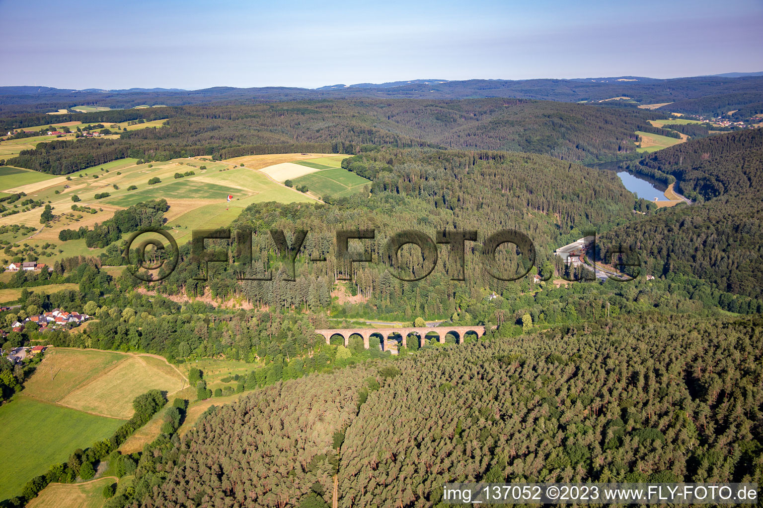 Himbächel-Viadukt im Ortsteil Hetzbach in Oberzent im Bundesland Hessen, Deutschland von oben gesehen