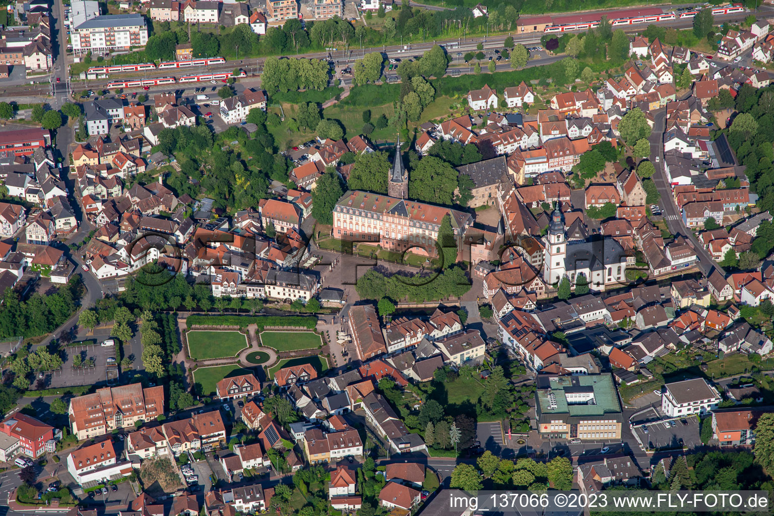 Luftbild von Schloss Erbach, Lustgarten Erbach und   Stadtkirche Erbach von Osten im Ortsteil Lauerbach im Bundesland Hessen, Deutschland