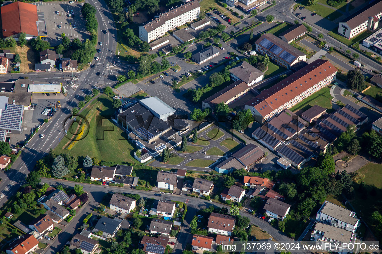 Hallenbad Odenwald und  Berufliches Schulzentrum Odenwaldkreis im Ortsteil Stockheim in Michelstadt im Bundesland Hessen, Deutschland