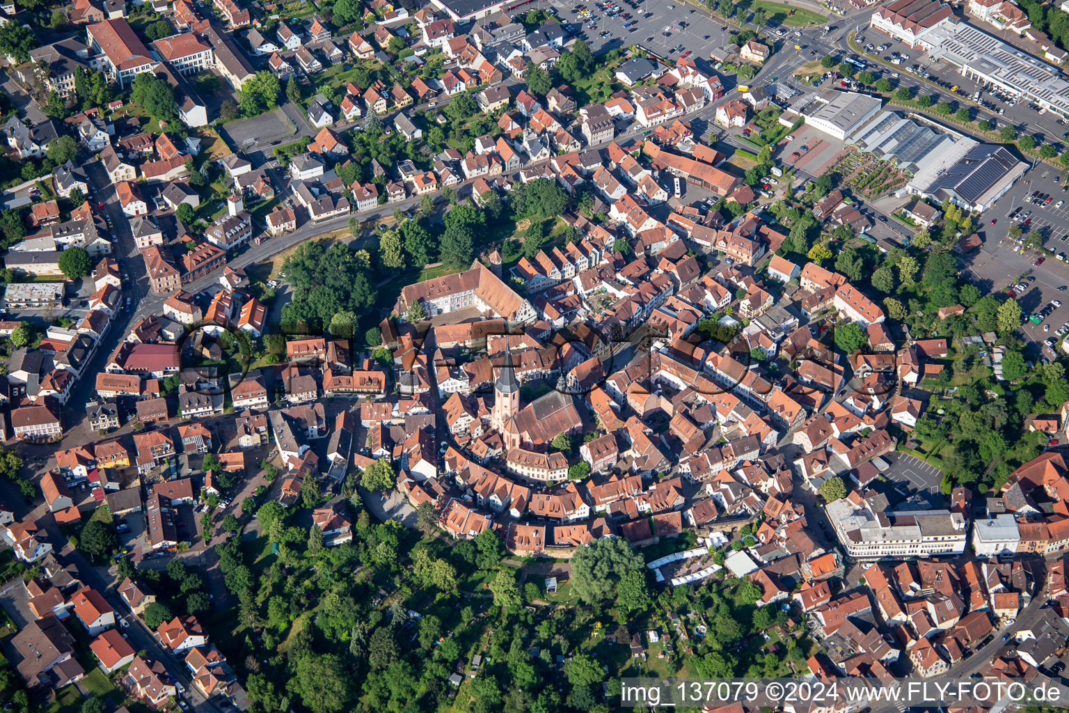 Historische Altstadt Marktkirche von Nordosten in Michelstadt im Bundesland Hessen, Deutschland