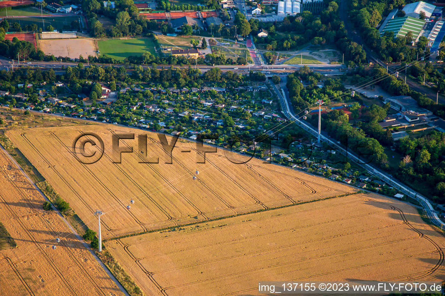 Luftaufnahme von Seilbahn vom Spinelli zum Luisen-Park der Bundesgartenschau Mannheim BUGA 2023 im Ortsteil Feudenheim im Bundesland Baden-Württemberg, Deutschland