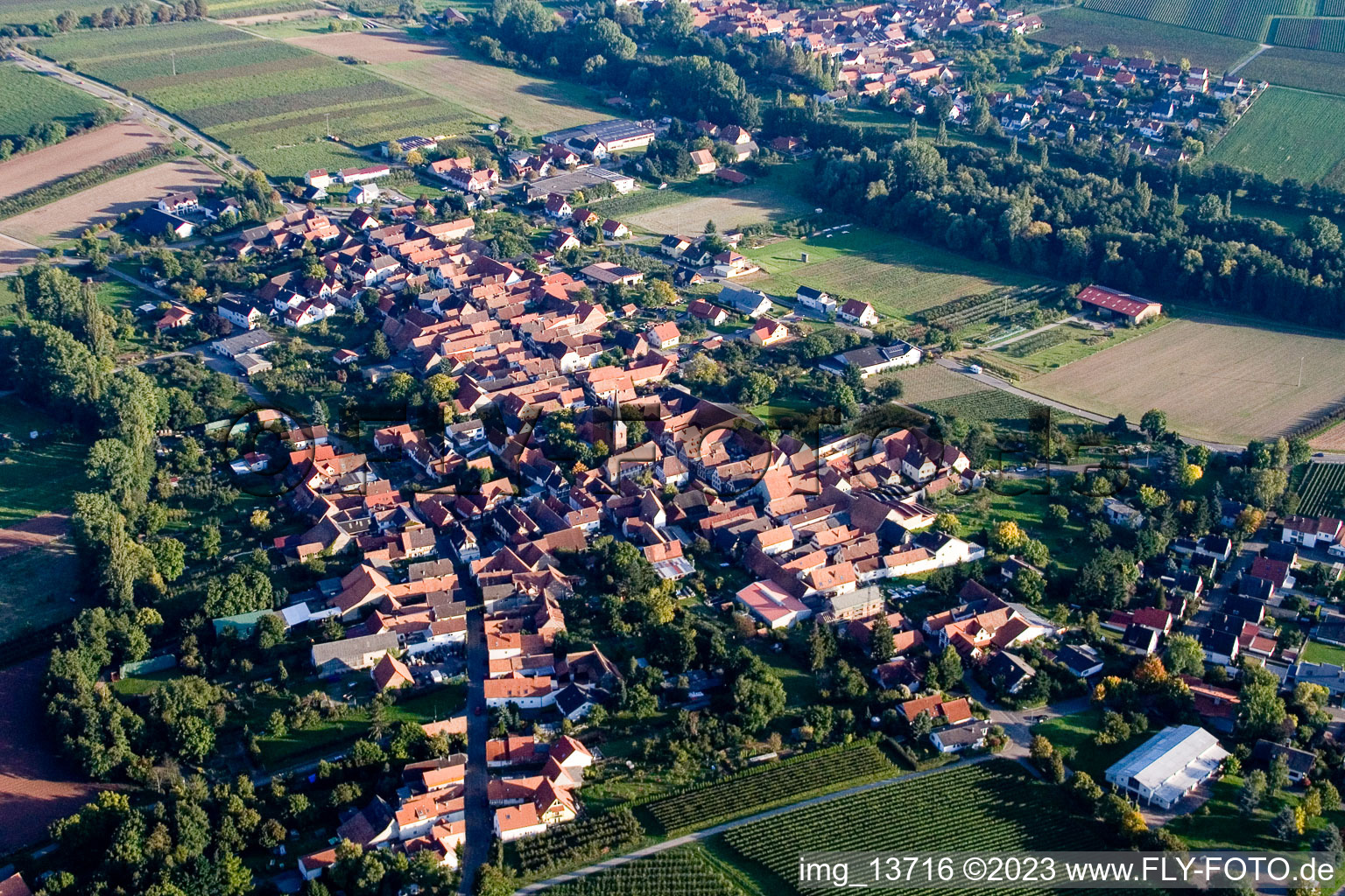 Schrägluftbild von Ortsteil Heuchelheim in Heuchelheim-Klingen im Bundesland Rheinland-Pfalz, Deutschland