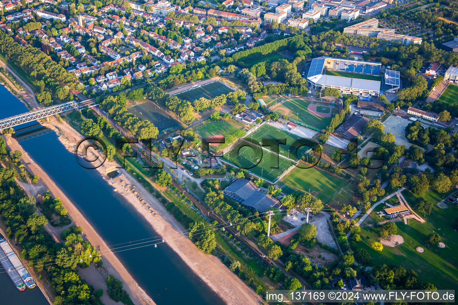 Seilbahn über den Neckar vom Luisen- zum Spinellipark der Bundesgartenschau Mannheim BUGA 2023 im Ortsteil Oststadt im Bundesland Baden-Württemberg, Deutschland