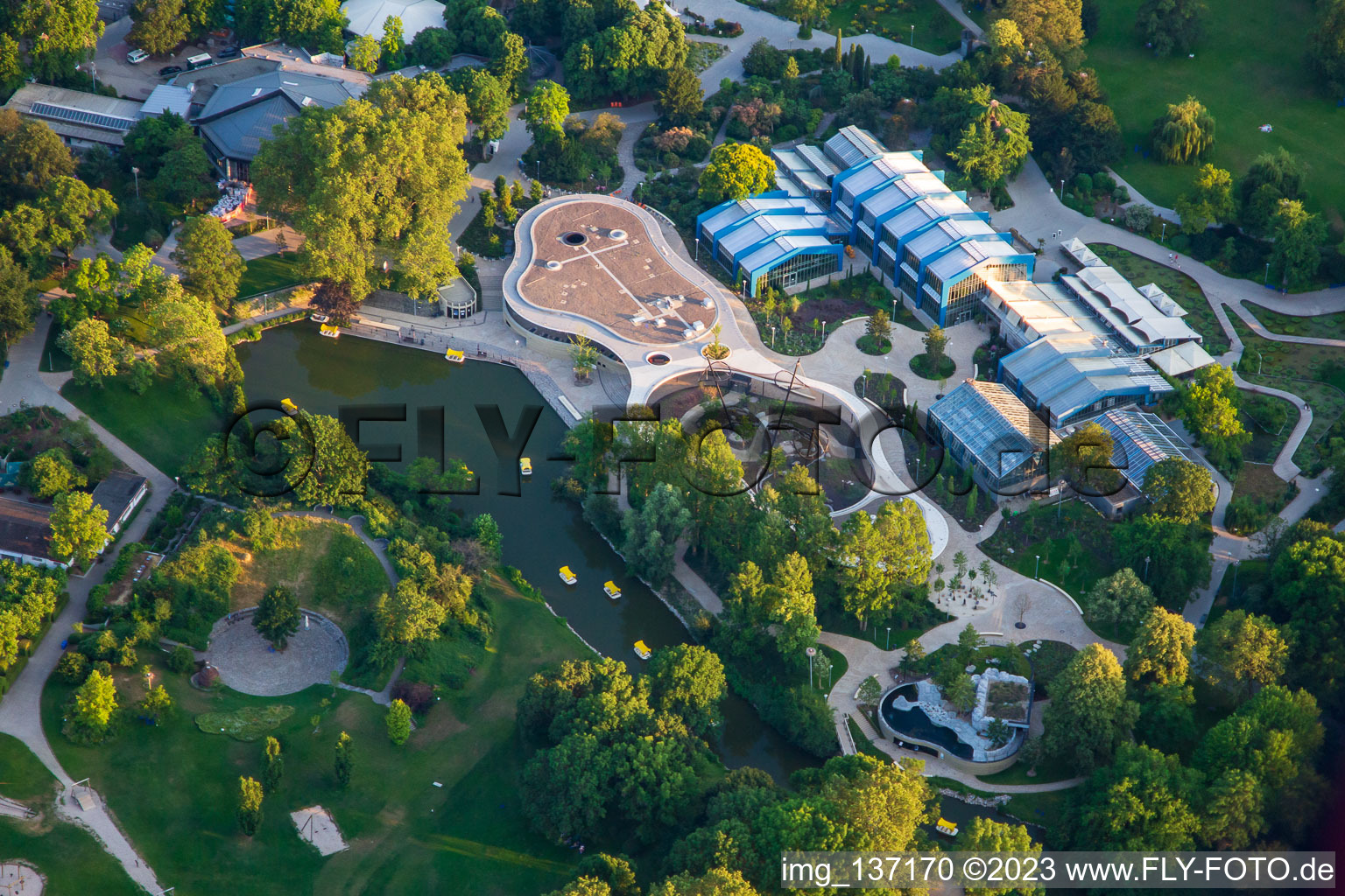 Luftbild von Pflanzenschauhaus (Botanischer Garten) im Luisenpark, Teil der Bundesgartenschau 2023 BUGA23 im Ortsteil Oststadt in Mannheim im Bundesland Baden-Württemberg, Deutschland