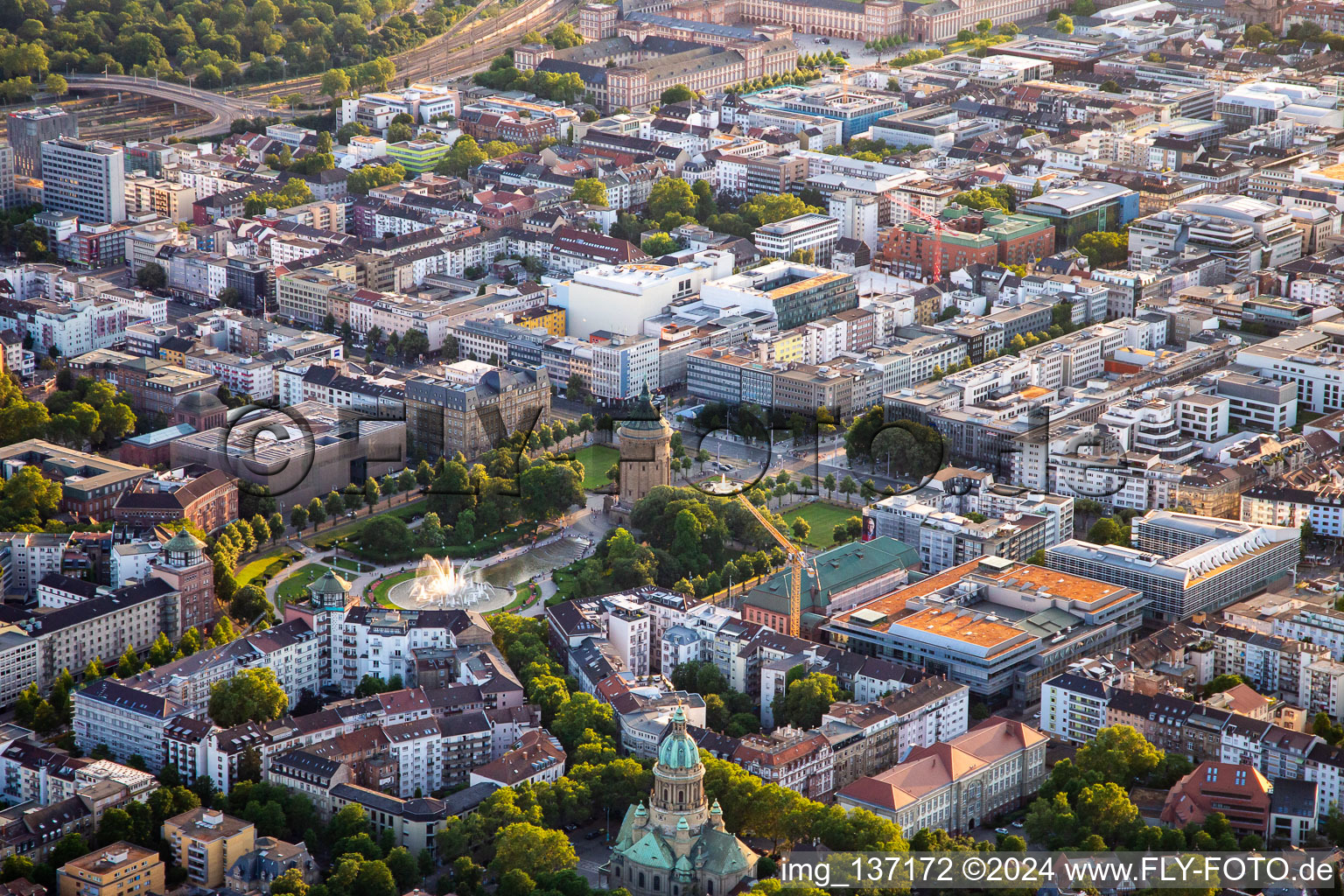 Rosengarten und Wasserturm im Ortsteil Oststadt in Mannheim im Bundesland Baden-Württemberg, Deutschland