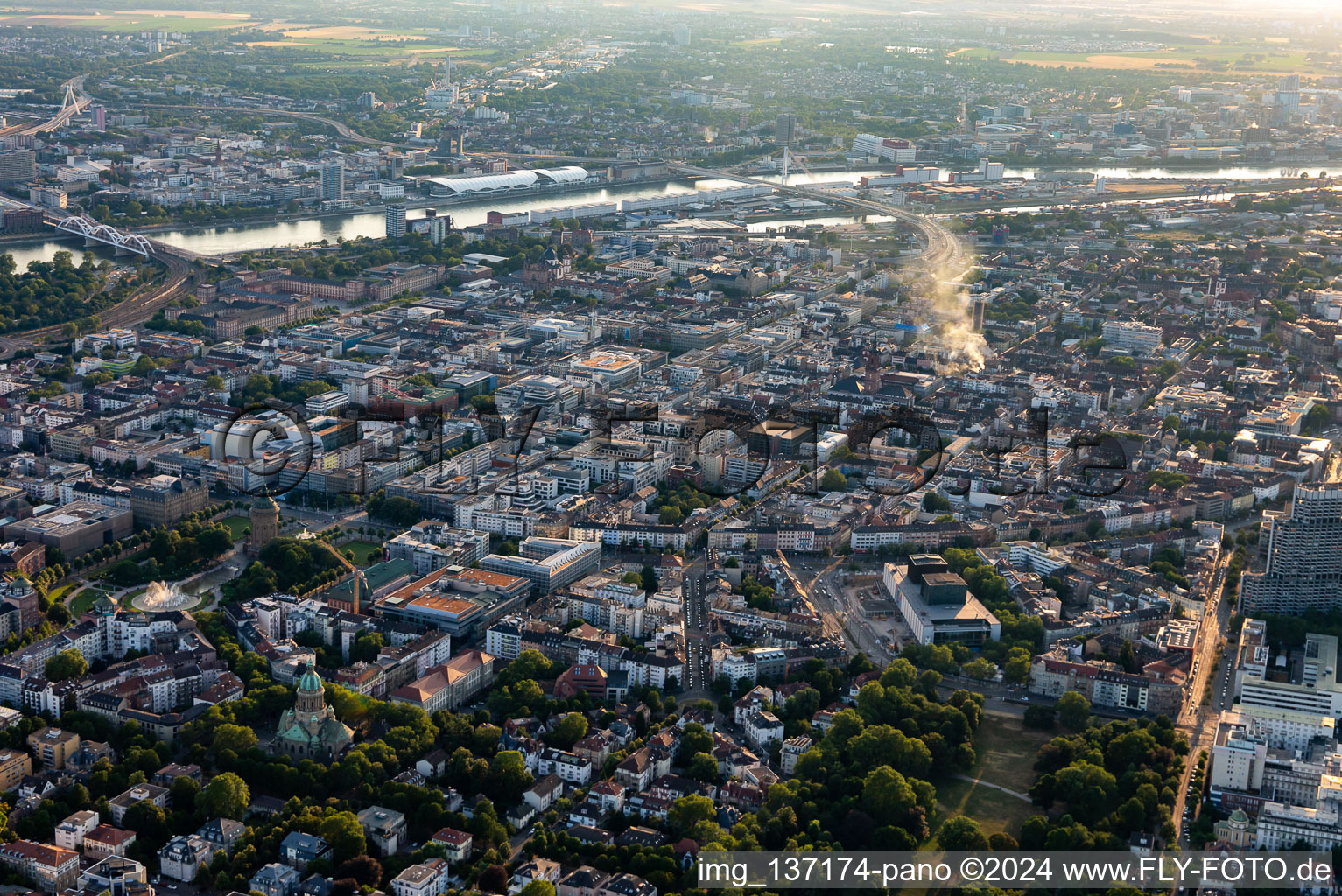 Quadratestadt aus Osten im Ortsteil Innenstadt in Mannheim im Bundesland Baden-Württemberg, Deutschland