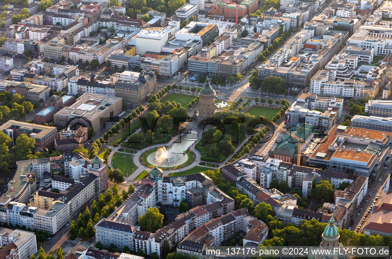 Congress Center Rosengarten und Wasserturm im Ortsteil Oststadt in Mannheim im Bundesland Baden-Württemberg, Deutschland