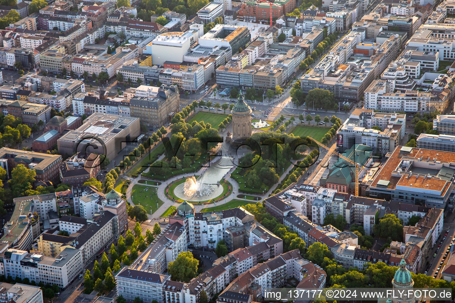 Luftaufnahme von Congress Center Rosengarten und Wasserturm im Ortsteil Oststadt in Mannheim im Bundesland Baden-Württemberg, Deutschland