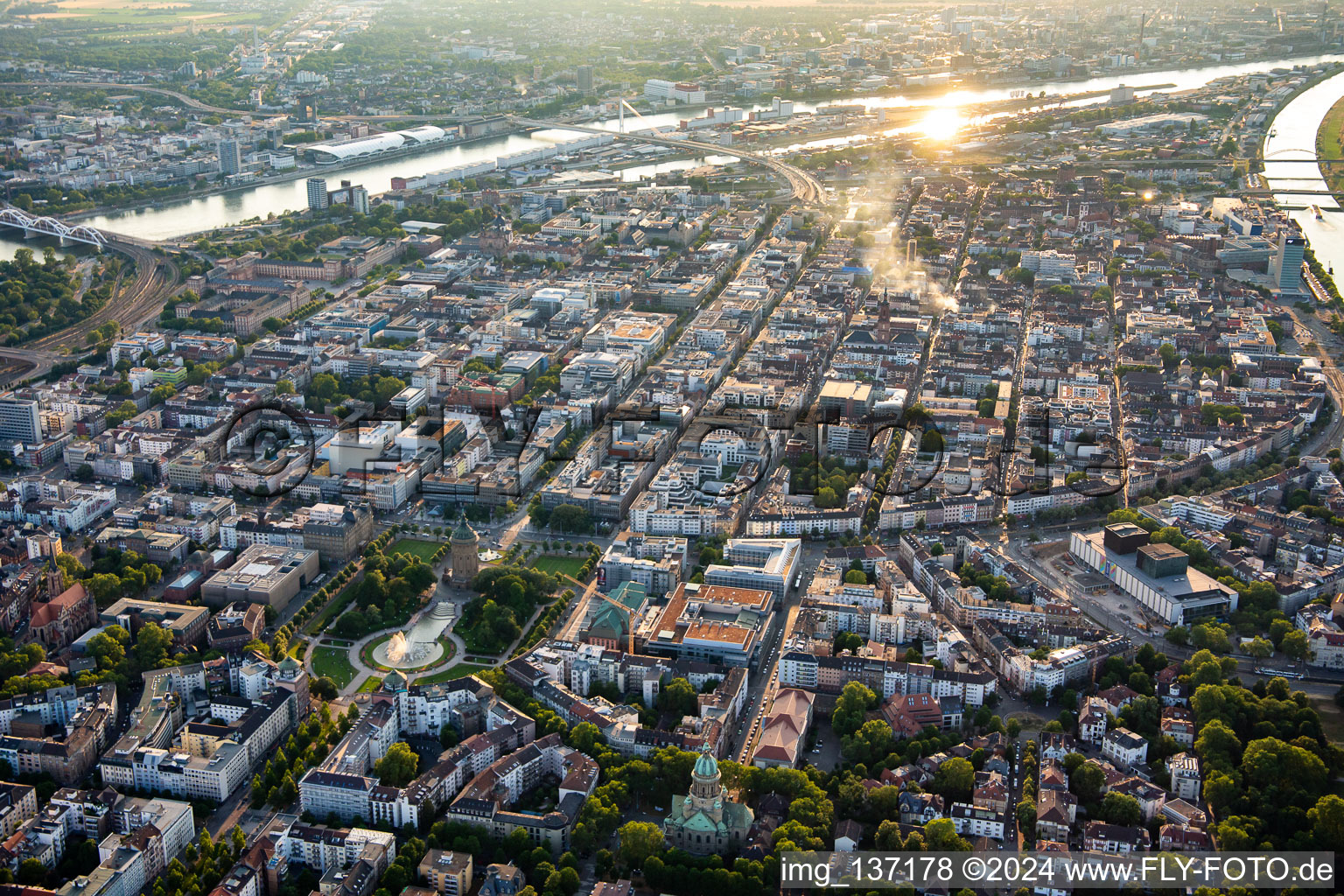 Quadratestadt zwischen Wasserturm, Rhein und Neckar aus Osten im Ortsteil Innenstadt in Mannheim im Bundesland Baden-Württemberg, Deutschland