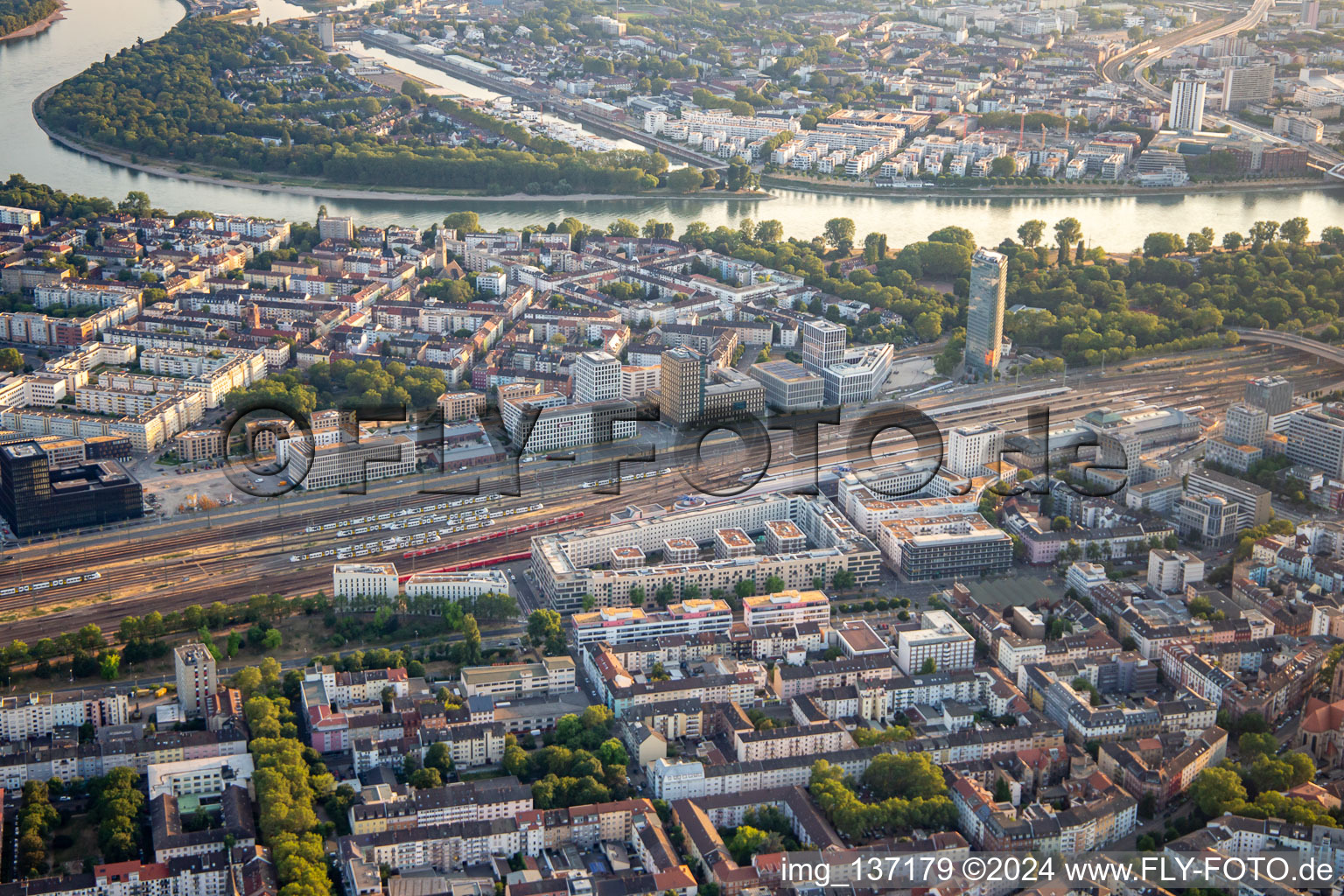 Bahngleise und Hauptbahnhof zwischen B37 und Lindenhof im Ortsteil Schwetzingerstadt in Mannheim im Bundesland Baden-Württemberg, Deutschland