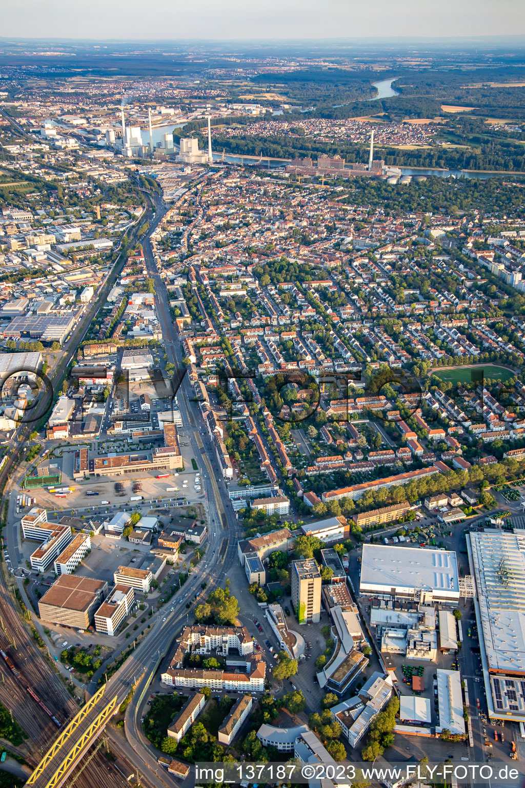 Luftbild von Neckarauerstraße aus Norden in Mannheim im Bundesland Baden-Württemberg, Deutschland
