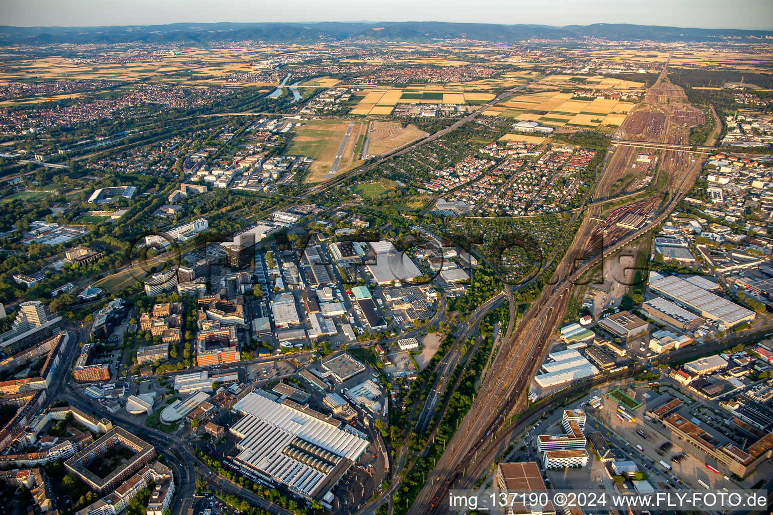 Gewerbegebiet Fahrlach im Ortsteil Schwetzingerstadt in Mannheim im Bundesland Baden-Württemberg, Deutschland