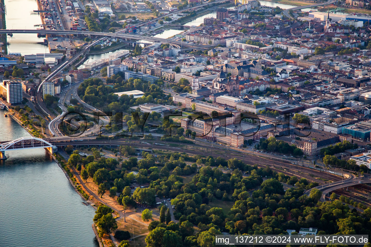 Barockschloss Mannheim mit  Universität Mannheim im Ortsteil Innenstadt im Bundesland Baden-Württemberg, Deutschland