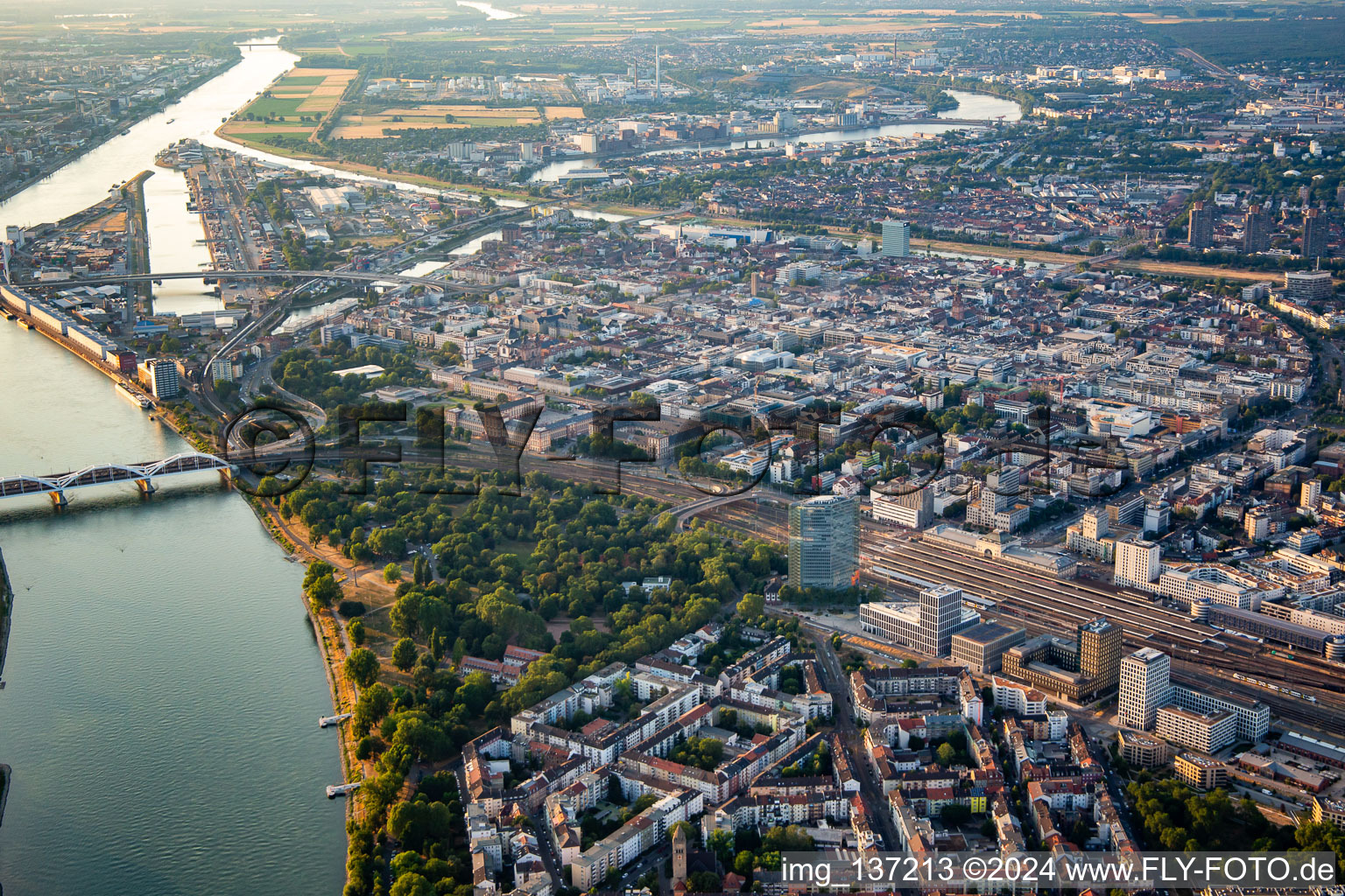 Quadratestadt aus Süden zwischen Bahn, Rhein und Neckar und Ring im Ortsteil Innenstadt in Mannheim im Bundesland Baden-Württemberg, Deutschland