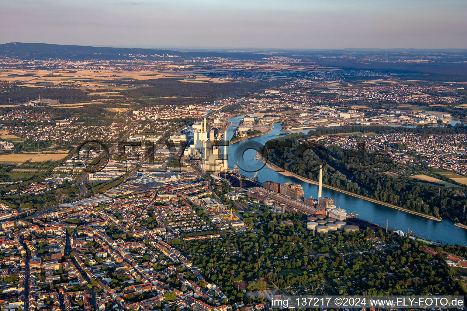 Luftbild von Großkraftwerk Mannheim GKM von Norden im Ortsteil Neckarau im Bundesland Baden-Württemberg, Deutschland