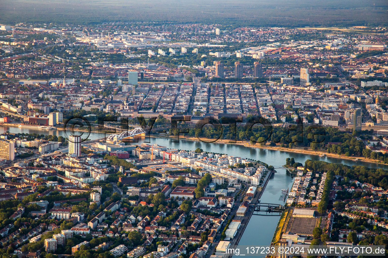 Quadratestadt im hufeisenförmigen Ring jenseits des Rheins im Ortsteil Innenstadt in Mannheim im Bundesland Baden-Württemberg, Deutschland