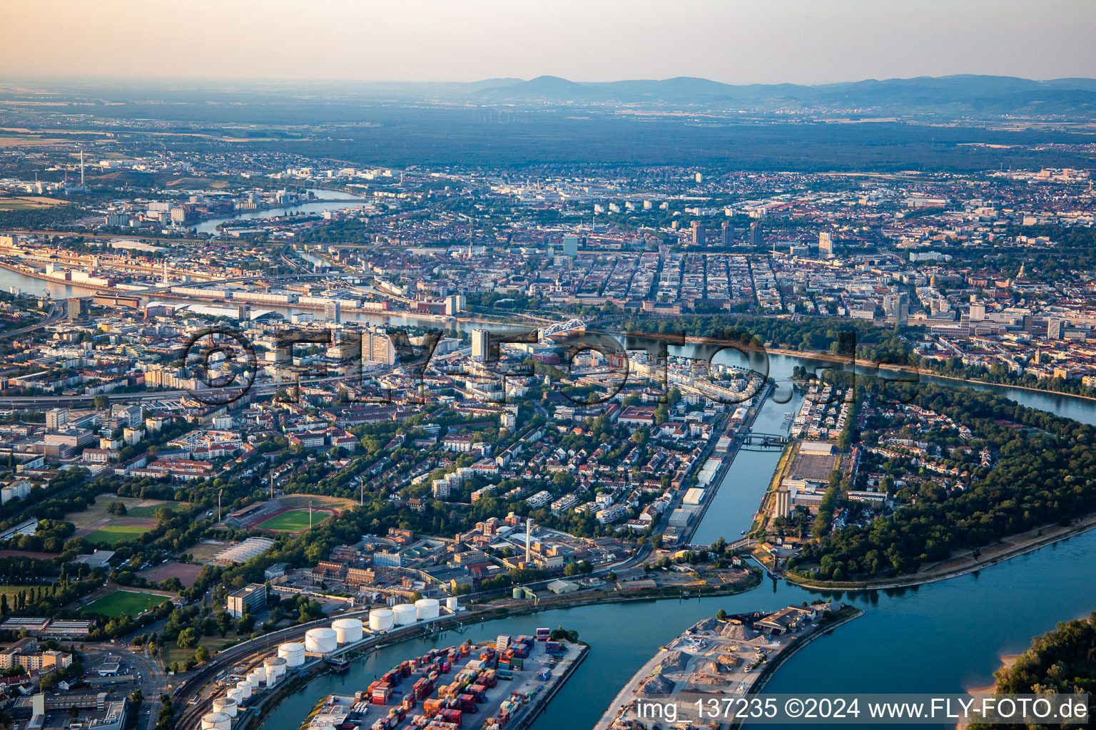 Luitpoldhafen von Süden im Ortsteil Süd in Ludwigshafen am Rhein im Bundesland Rheinland-Pfalz, Deutschland