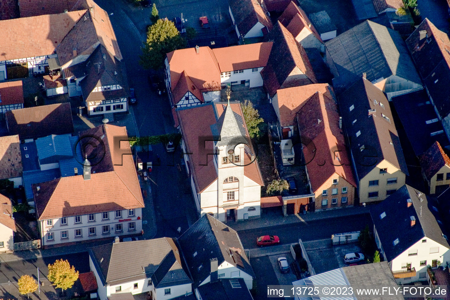 Kirchengebäude im Dorfkern im Ortsteil Ingenheim in Billigheim-Ingenheim im Bundesland Rheinland-Pfalz, Deutschland