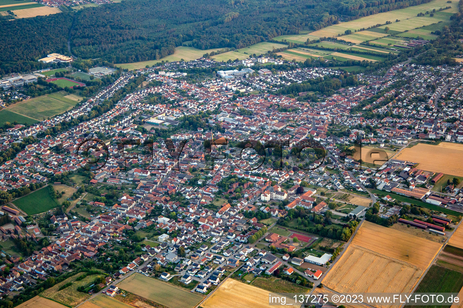 Von Nordosten in Herxheim bei Landau im Bundesland Rheinland-Pfalz, Deutschland