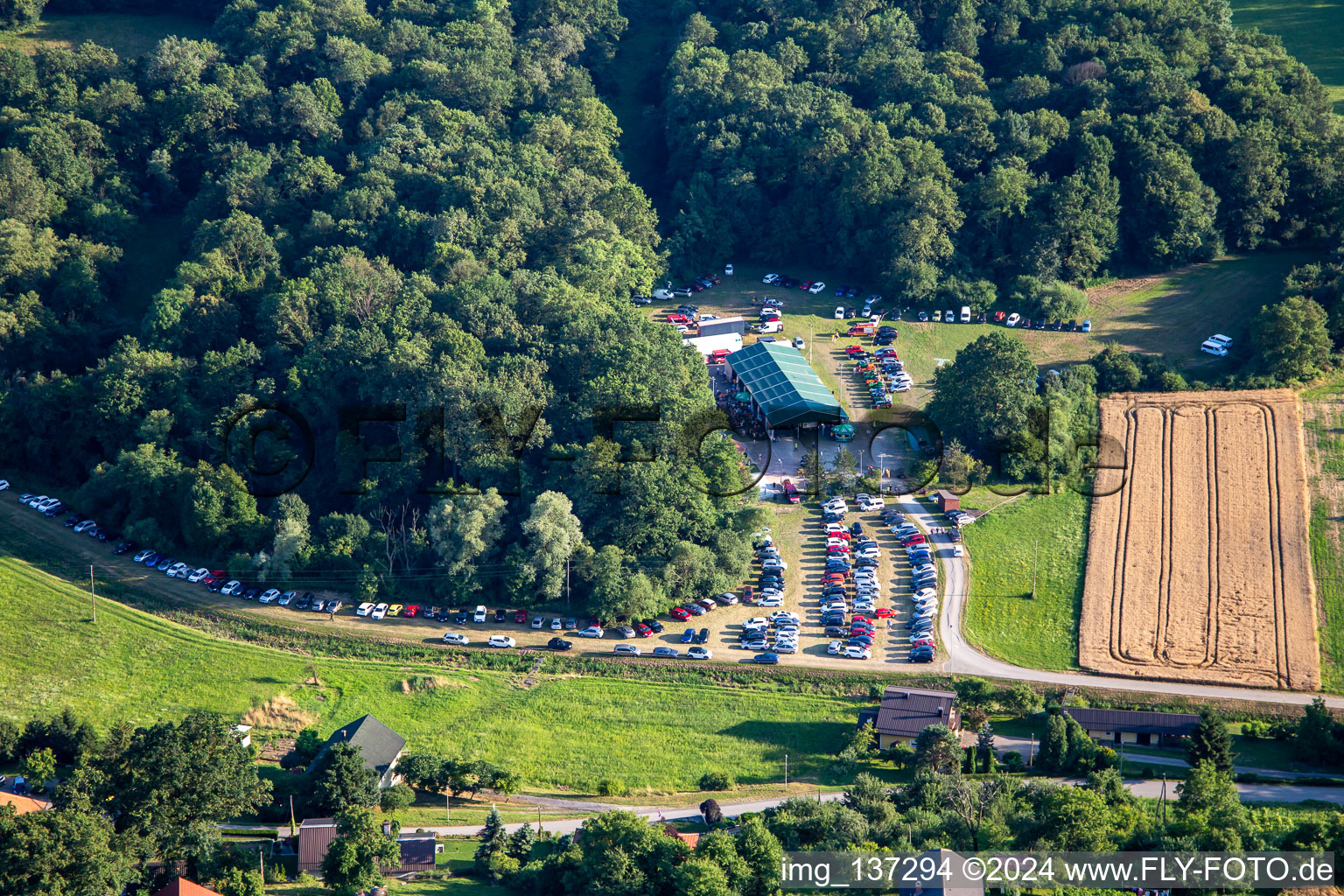 Bierzelt am Sportplatz Šport i centar im Ortsteil Žamenci in Dornava, Slowenien