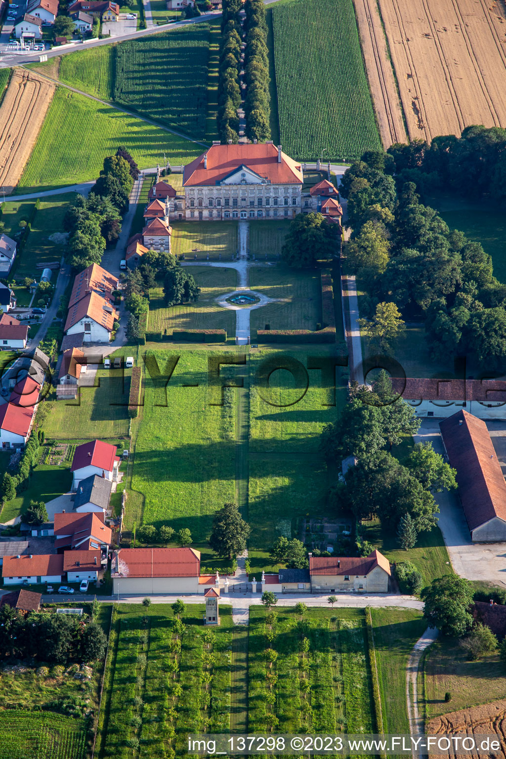 Luftbild von Schloss Dornau Dvorec Dornav in Dornava, Slowenien