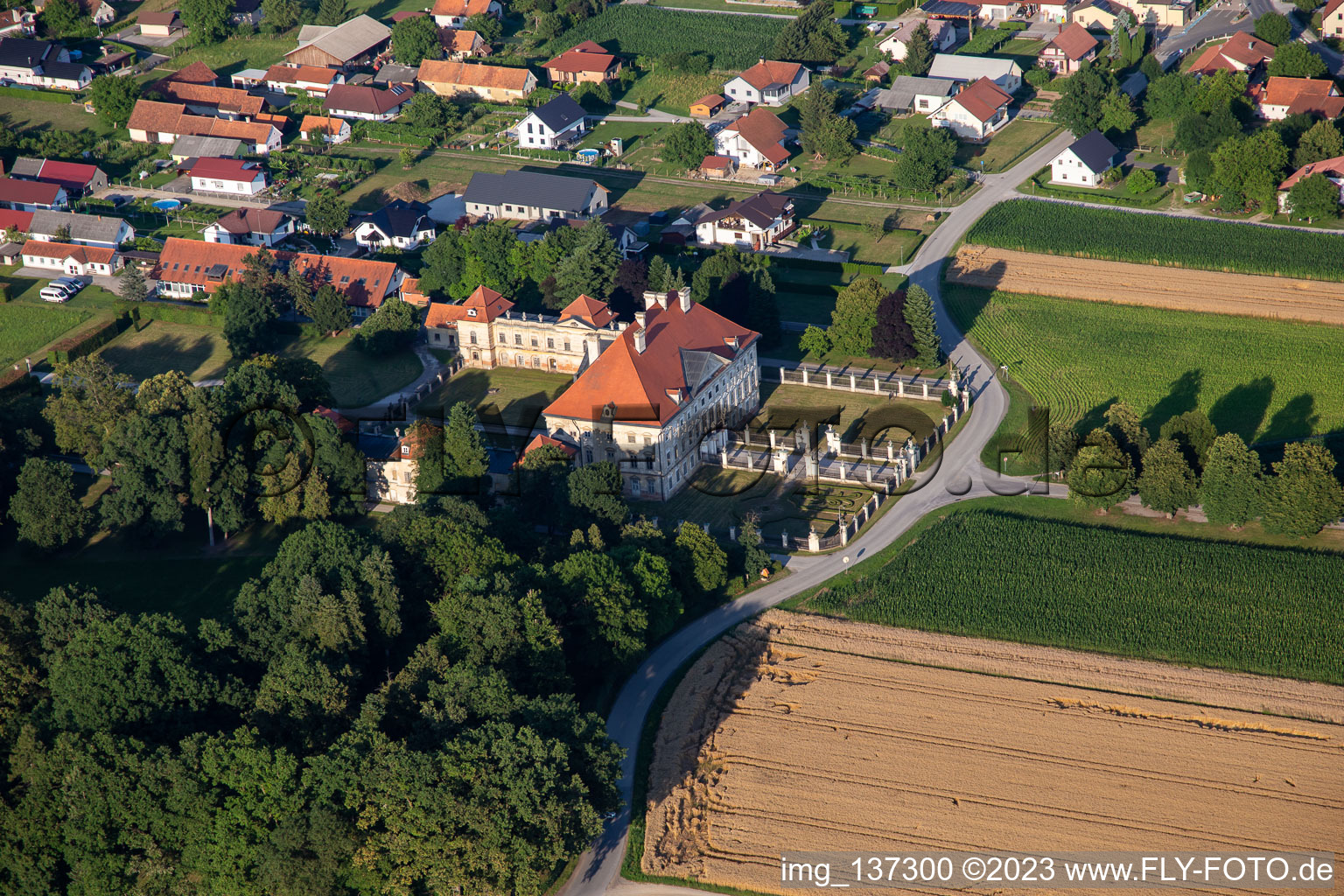 Schrägluftbild von Schloss Dornau Dvorec Dornav in Dornava, Slowenien