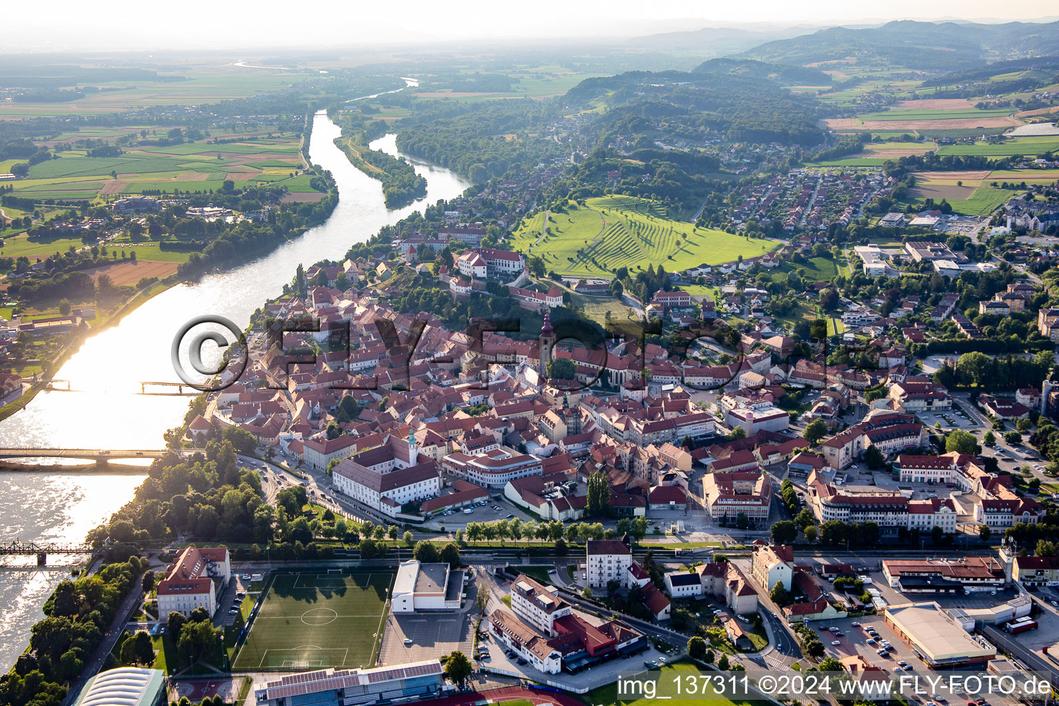 Luftbild von Altstadt von Südwesten in Ptuj, Slowenien