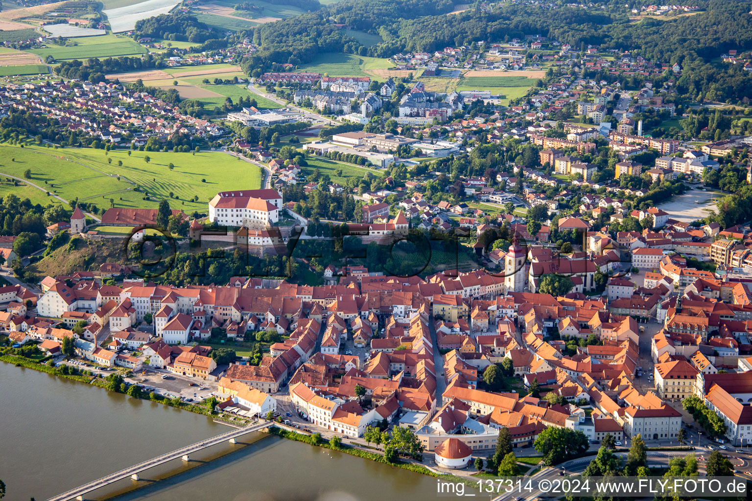 Altstadt von Süden hinter den Brücken über die Drau/Dravo in Ptuj, Slowenien