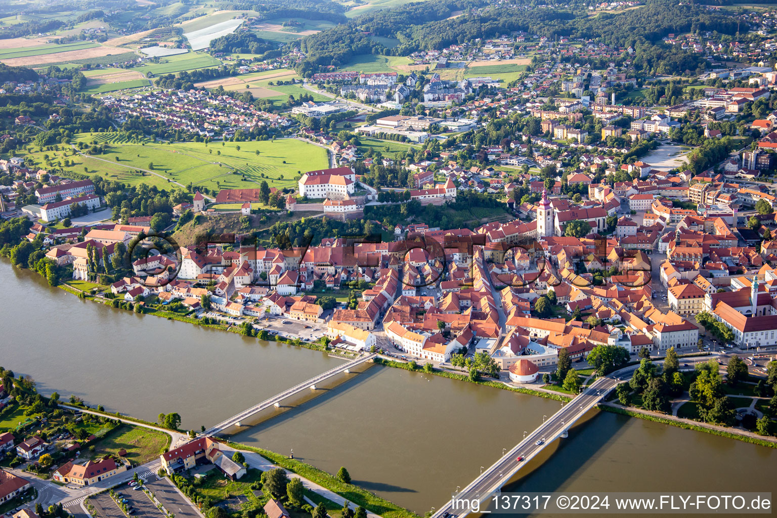 Luftbild von Altstadt von Süden hinter den Brücken über die Drau/Dravo in Ptuj, Slowenien