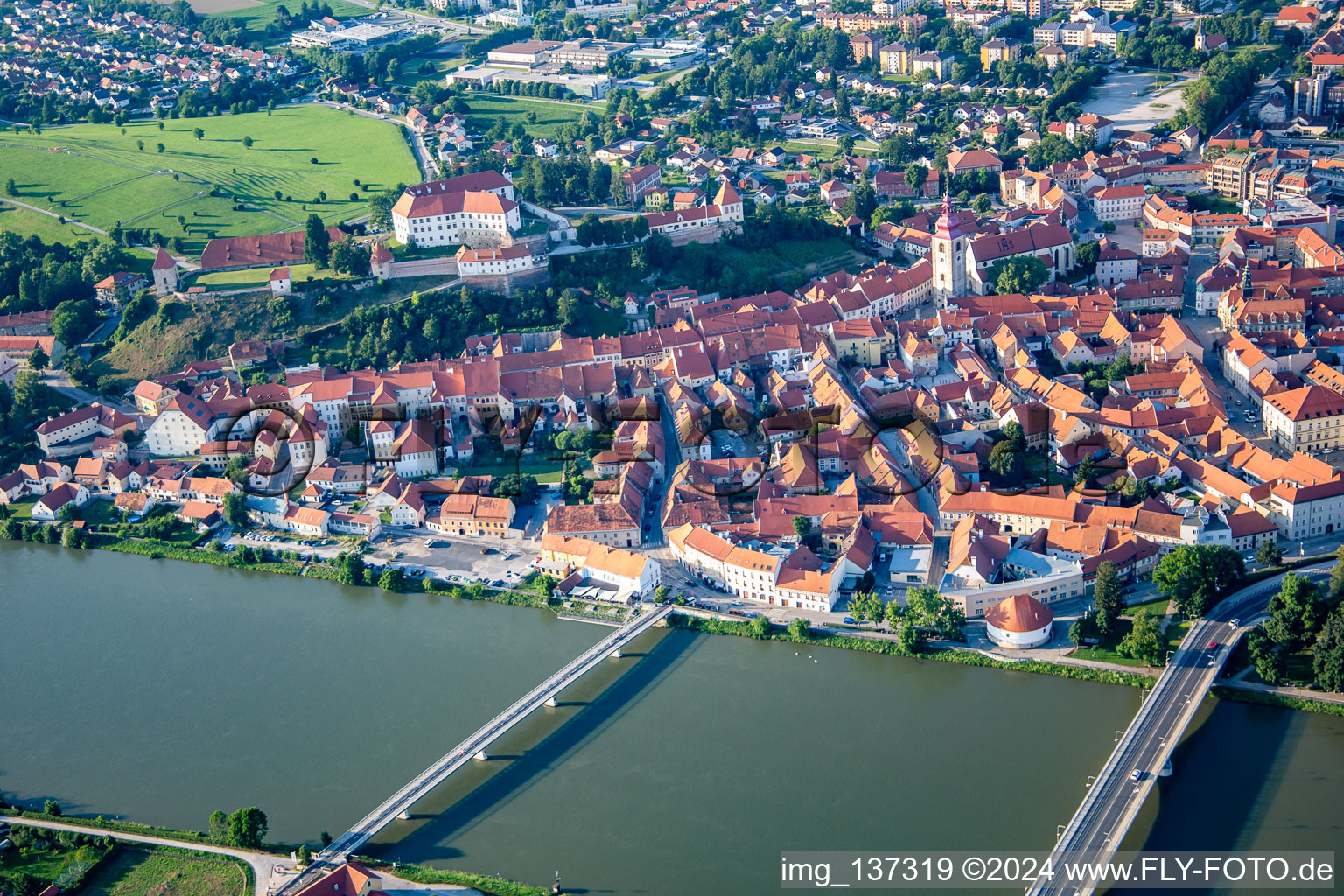 Luftaufnahme von Altstadt von Süden hinter den Brücken über die Drau/Dravo in Ptuj, Slowenien