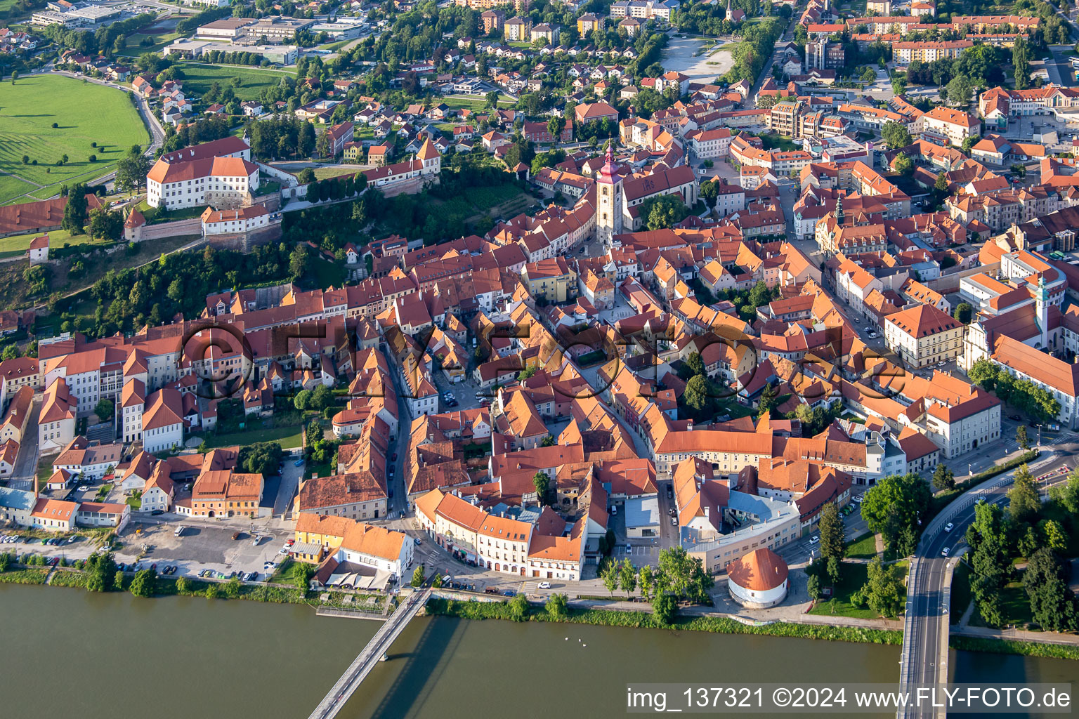 Schrägluftbild von Altstadt von Süden hinter den Brücken über die Drau/Dravo in Ptuj, Slowenien