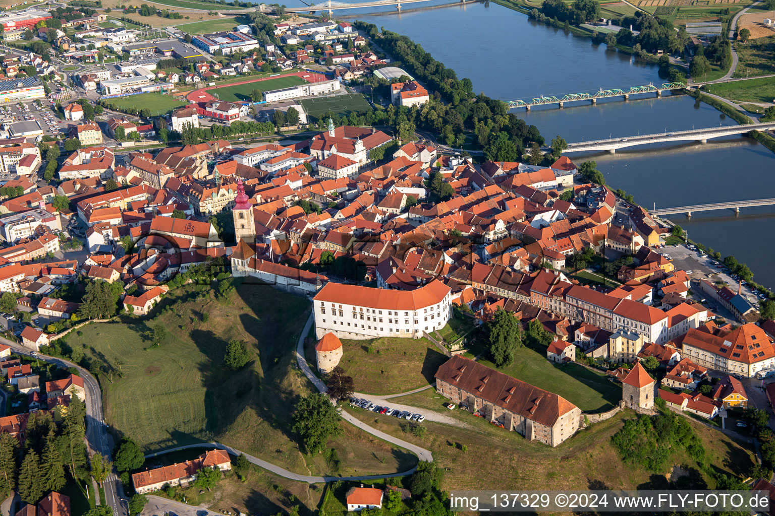 Burg Ptuj/Grad Ptuj über der Altstadt von Norden, Slowenien