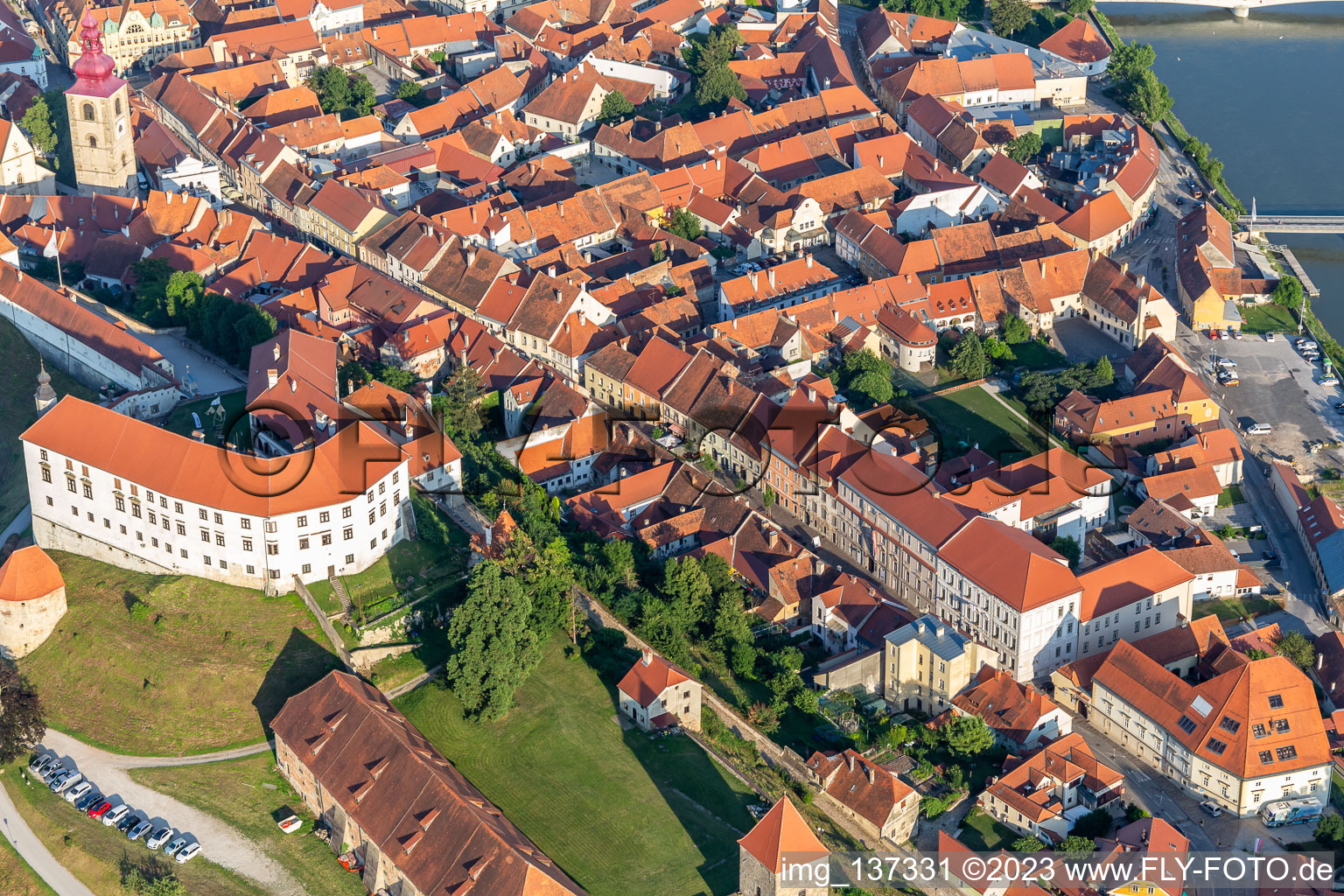 Luftbild von Burg Ptuj/Grad Ptuj über der Altstadt, Slowenien