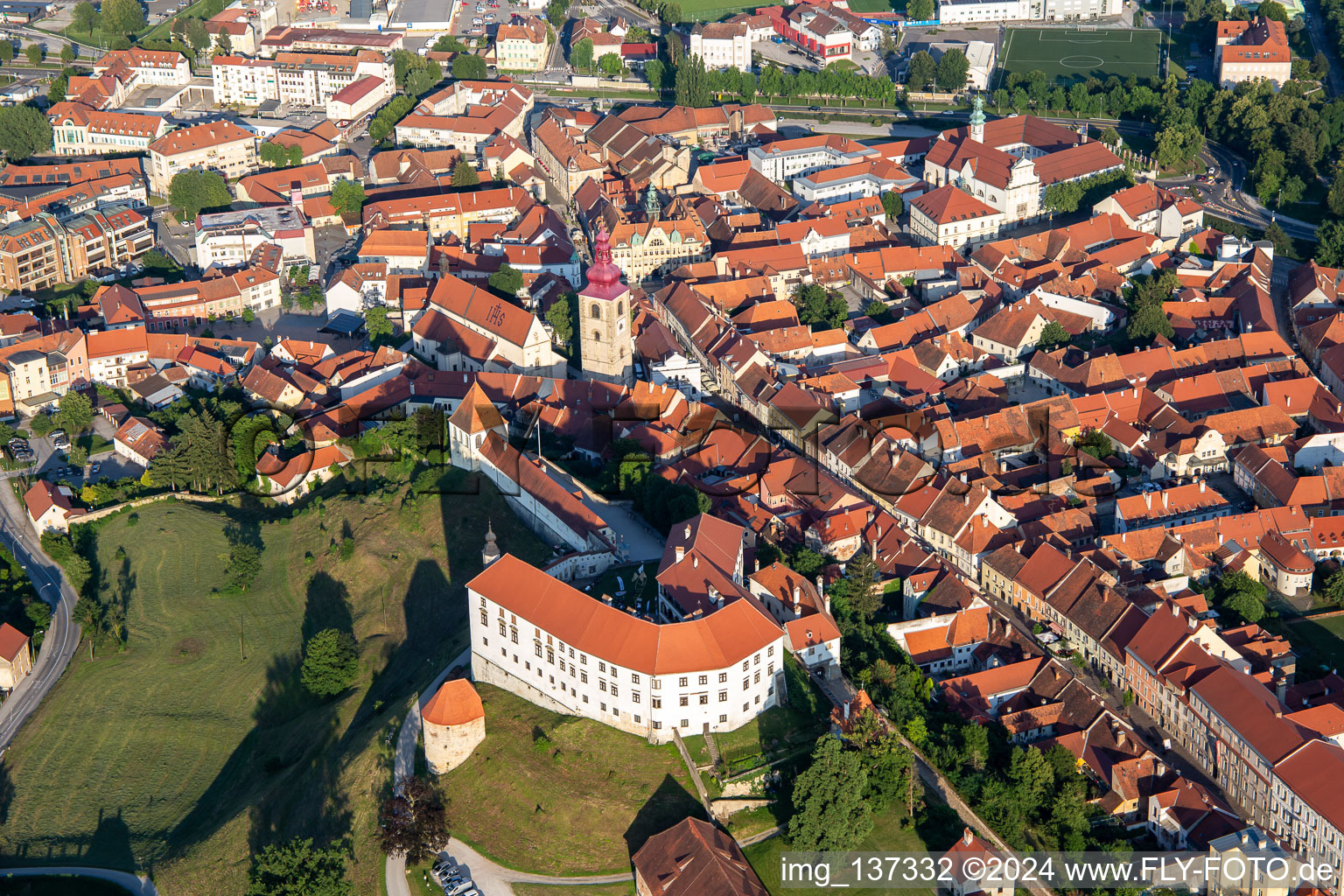 Luftaufnahme von Burg Ptuj/Grad Ptuj über der Altstadt, Slowenien