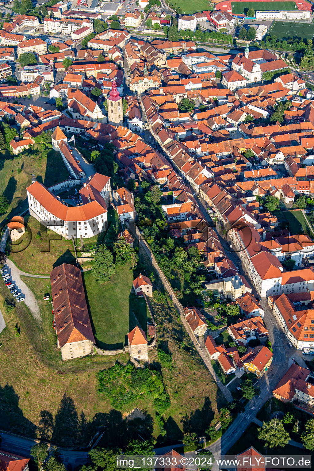 Prešernova ulica unter der der Burg in Ptuj, Slowenien