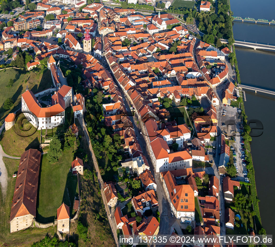 Luftbild von Prešernova ulica unter der der Burg in Ptuj, Slowenien