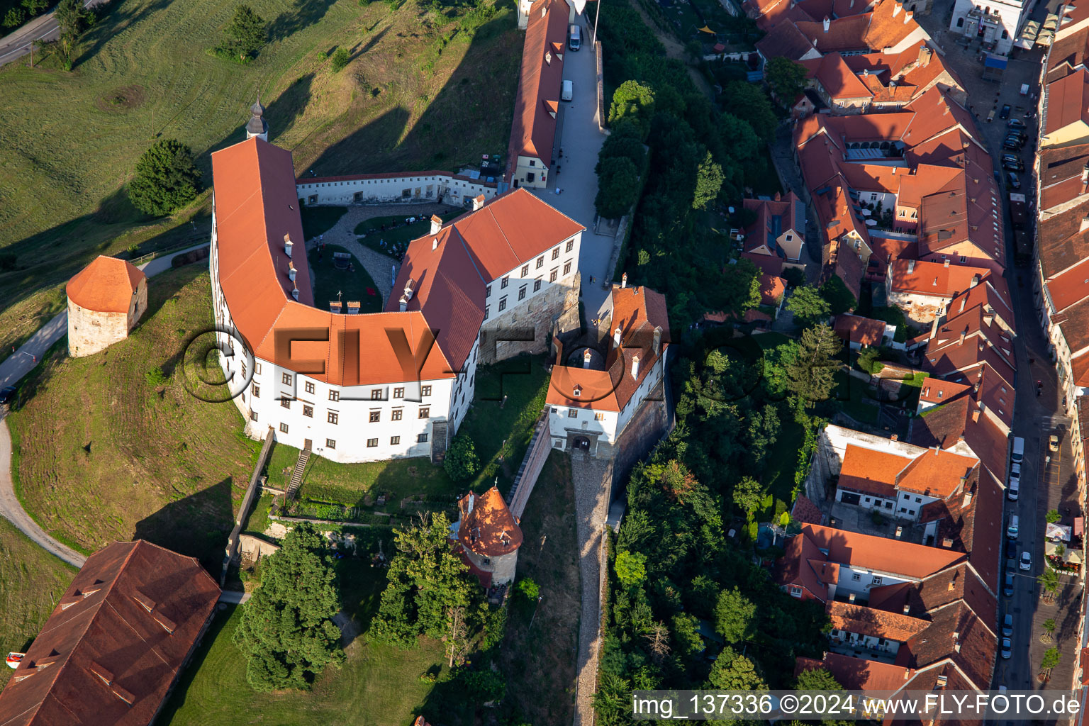 Schrägluftbild von Burg Ptuj/Grad Ptuj über der Altstadt, Slowenien