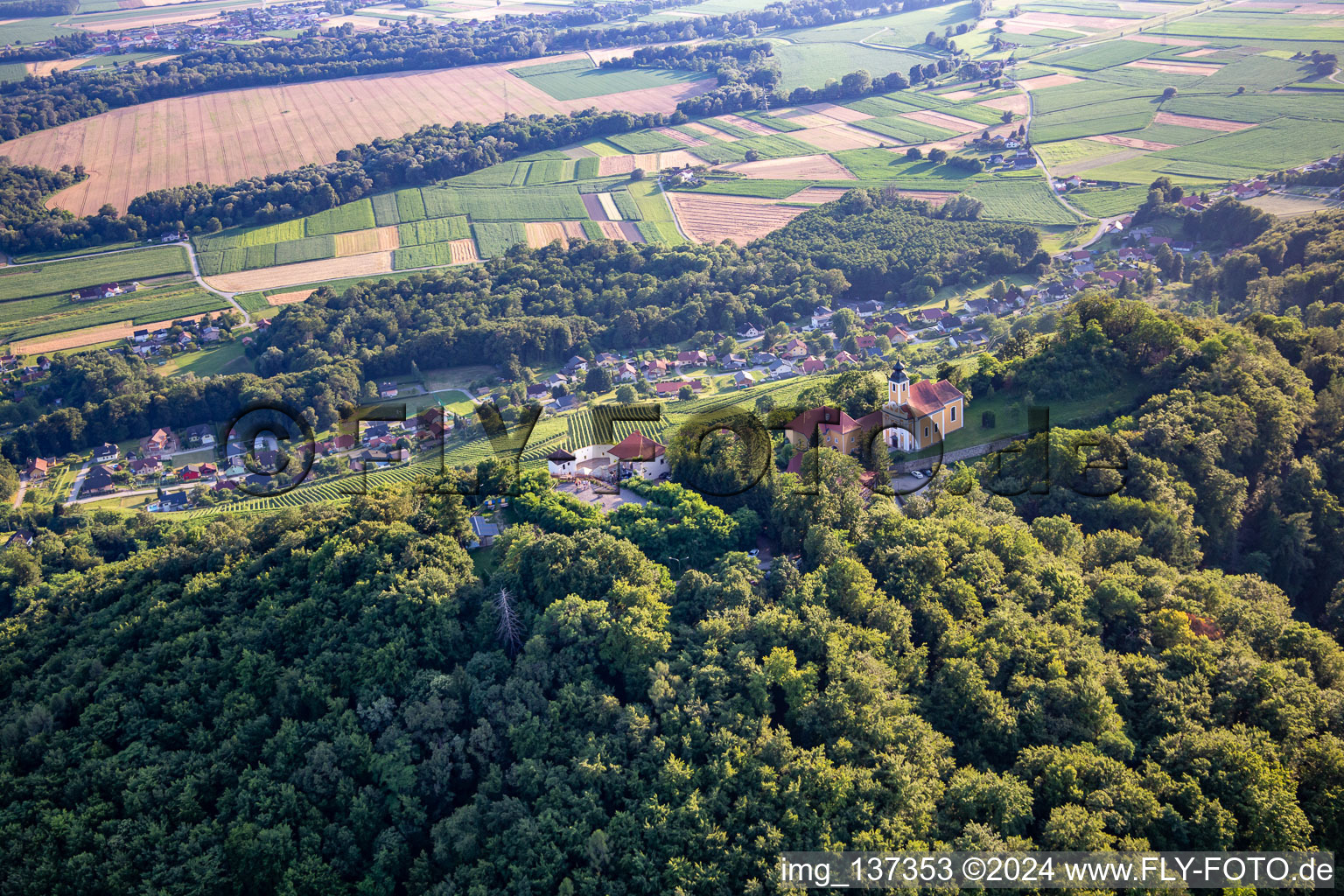 Luftbild von Kirche Župnijska cerkev sv. Marije Vnebovzete und Café Huda Liza auf dem Vurberg im Ortsteil Vurberk in Duplek, Slowenien