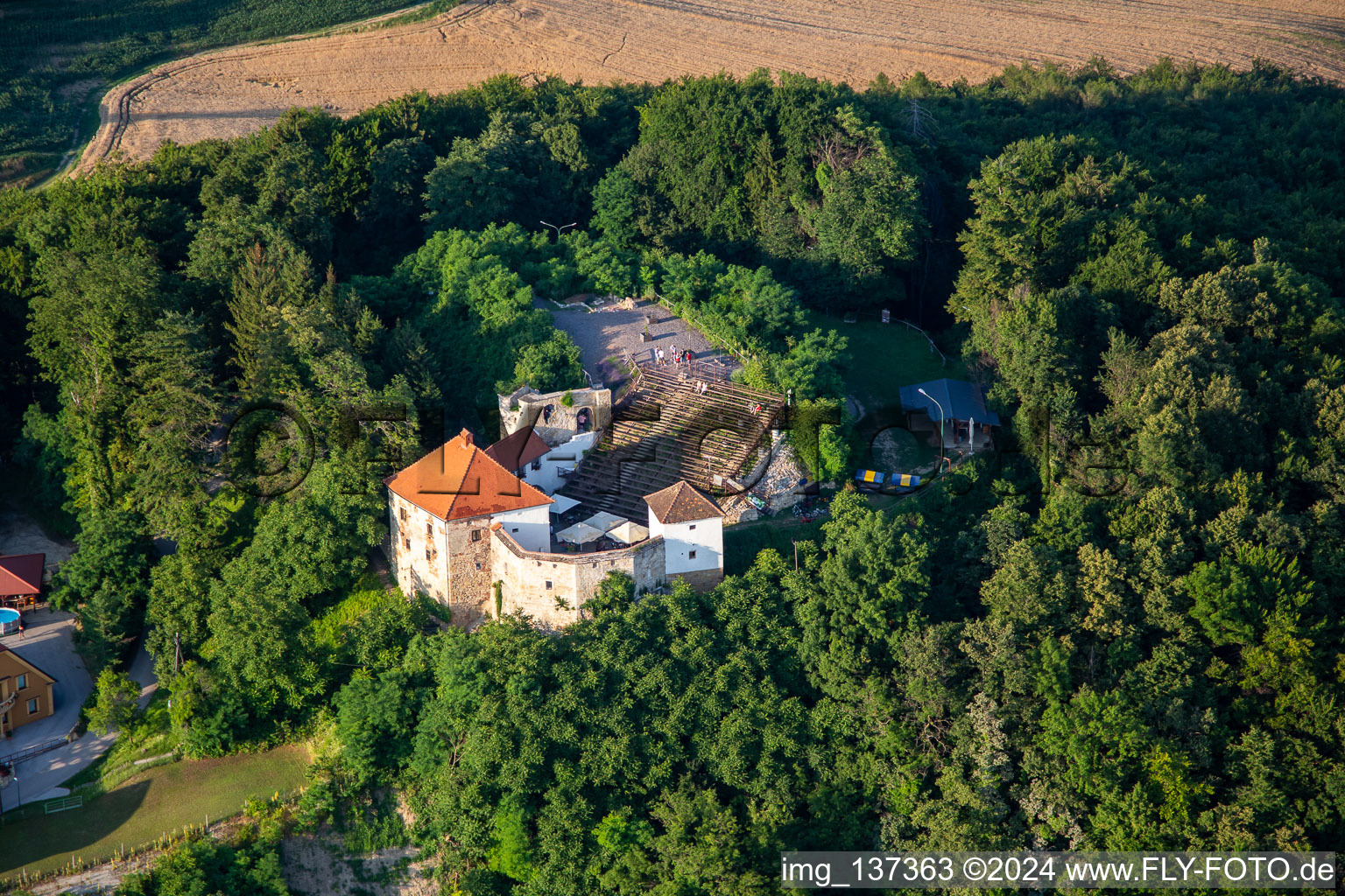 Freilichtbühne Hči najstarejše vinske trte na svetu auf dem Vurberg im Ortsteil Vurberk in Duplek, Slowenien