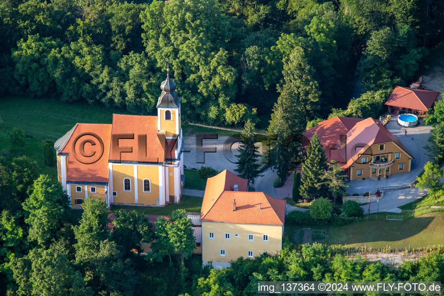 Luftbild von Kirche Župnijska cerkev sv. Marije Vnebovzete auf dem Vurberg im Ortsteil Vurberk in Duplek, Slowenien