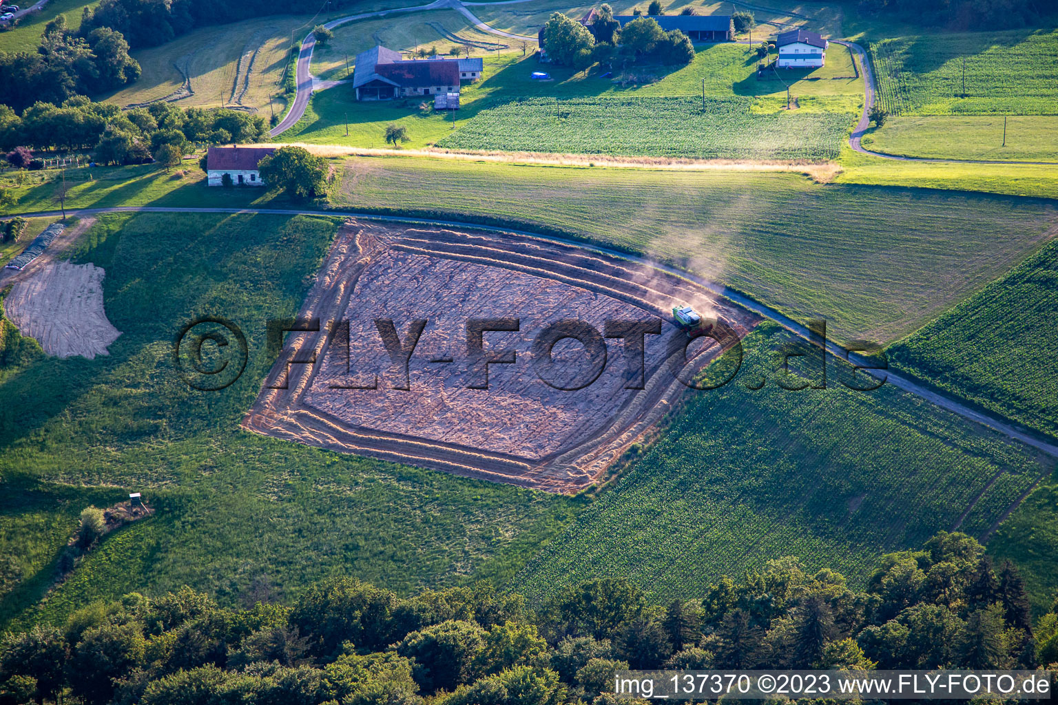Getreideernte im Ortsteil Zgornji Duplek, Slowenien