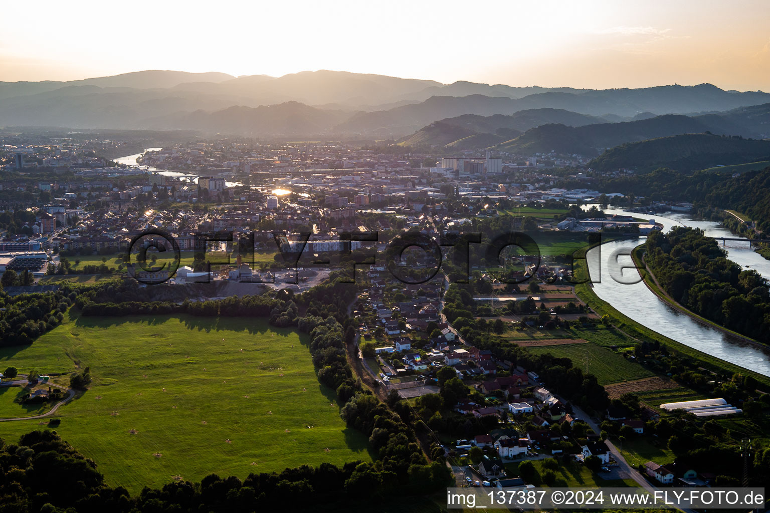 Kanal HE Zlatolicje und Fluß Drau in Maribor, Slowenien