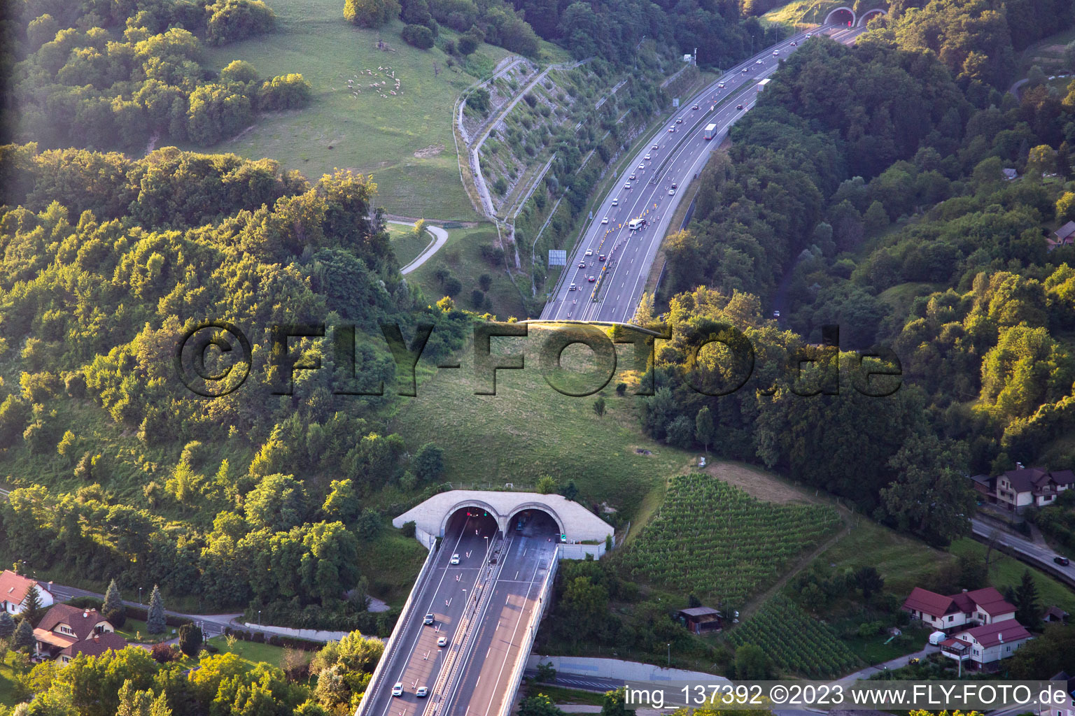 Grünbrücke über die E59 im Ortsteil Malečnik in Maribor, Slowenien